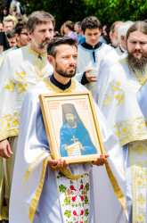 Vlutes 
Fr. Marko with icon of St. Sebastian  
2017-10-26 23:03:12