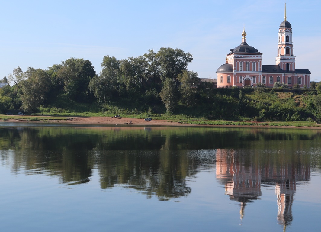 Церковь Живоначальной Троицы на берегу реки Камы  в дер. Нижние Муллы