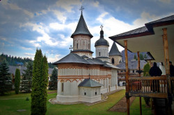 Florina 
The luminous light of the heaven... And two monks talking in front of the chapel 
42 
2017-11-01 21:10:45