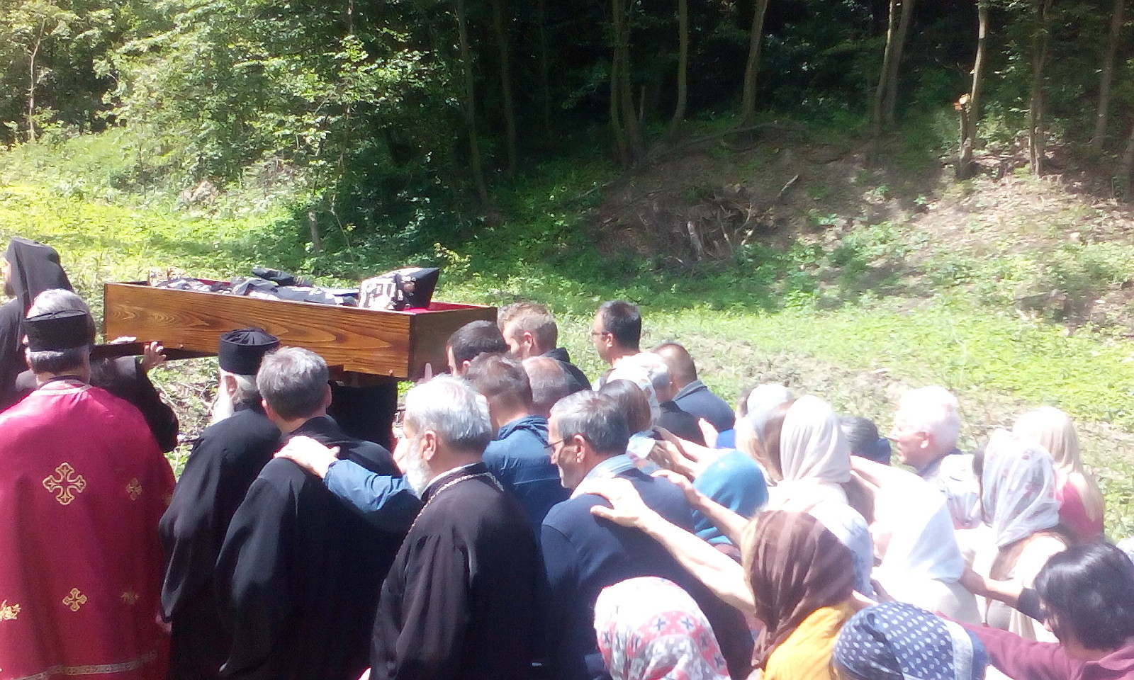 Narod u Litiji sa moštima Svetog Zosime Tumanskog, manastir Tumane