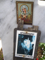 PedjaVid 
On the grave of Shiarhimandrit Stefan from Karulja (1922-2001), Monastery Slanci 
2017-12-08 12:13:36