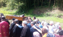 PedjaVid 
Narod u Litiji sa moštima Svetog Zosime Tumanskog, manastir Tumane 
2017-12-14 15:22:15