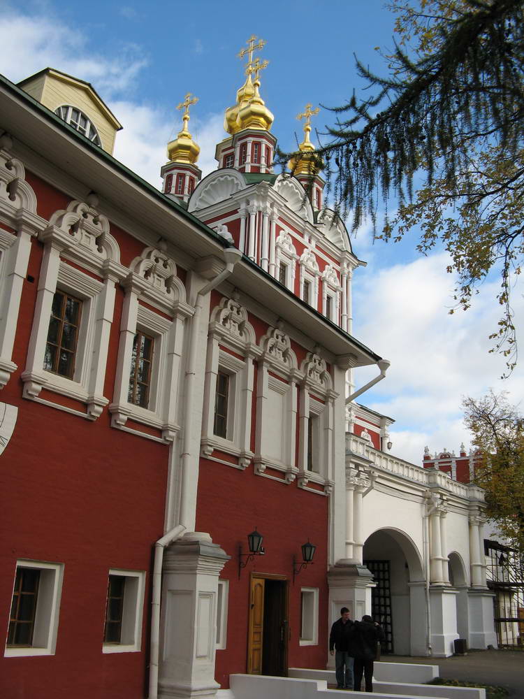 Новодевичий монастырь. Церковь Спаса Преображения над северными воротами.