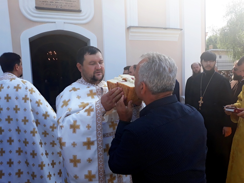 Христос посреди нас !