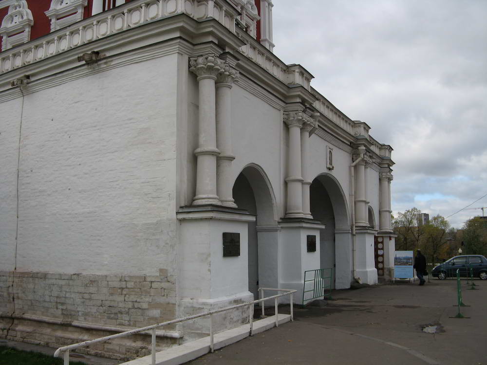 Новодевичий монастырь. Москва. Монастырские врата.
