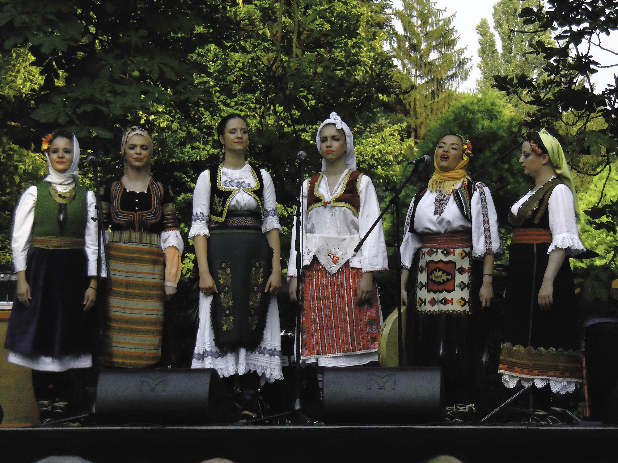 Etno grupa vez na Petrovdanskom koncertu u Petropavlovskoj crkvenoj porti na Topčideru