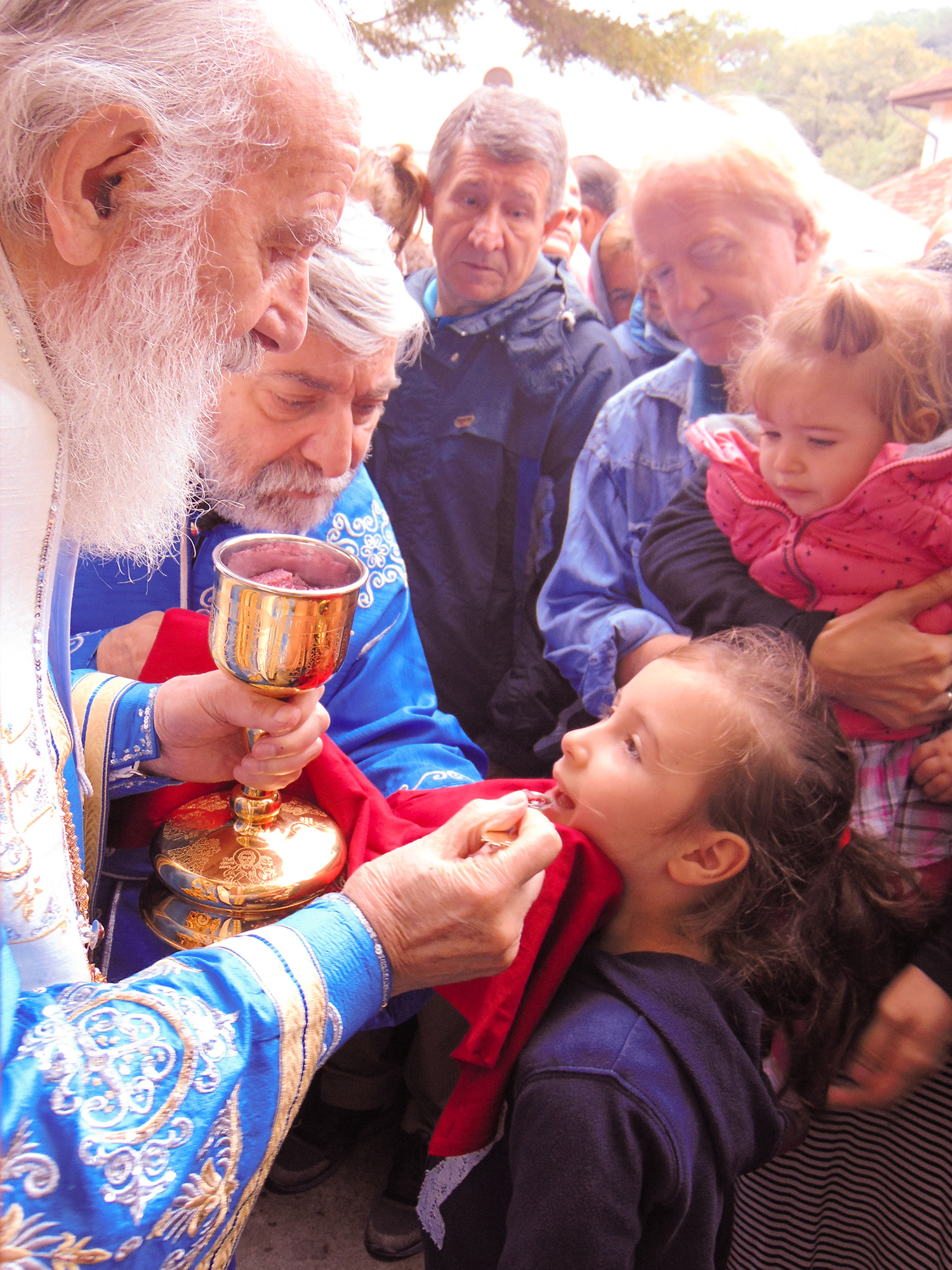 Патријарх српски Иринеј причешћује децу / Serbian Patriarch Irinej commends the children