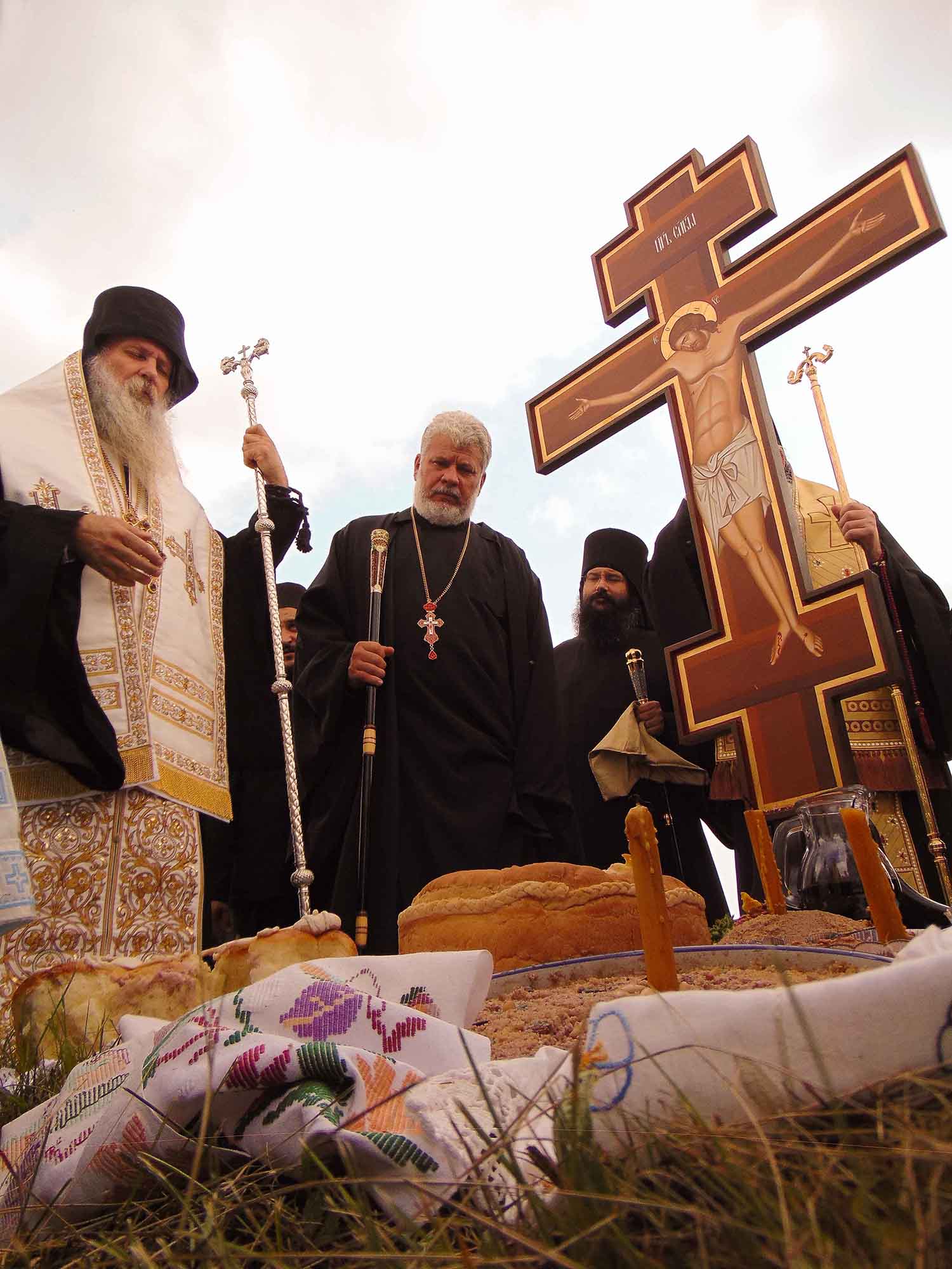 Сечење колача на хумци мученика, логор јасеновац, Хрватска 