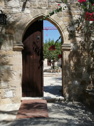 Michalaki 
Wejście do monasteru św. Jerzego Mawrowuni 
2018-09-08 12:14:05