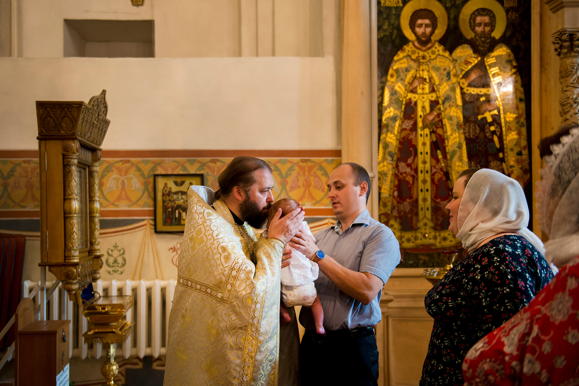 Поцелуй батюшки после Крещения