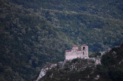 alik 
Church of the Holy Mother of God, Asen&#039s Fortress 
2018-10-06 01:16:39