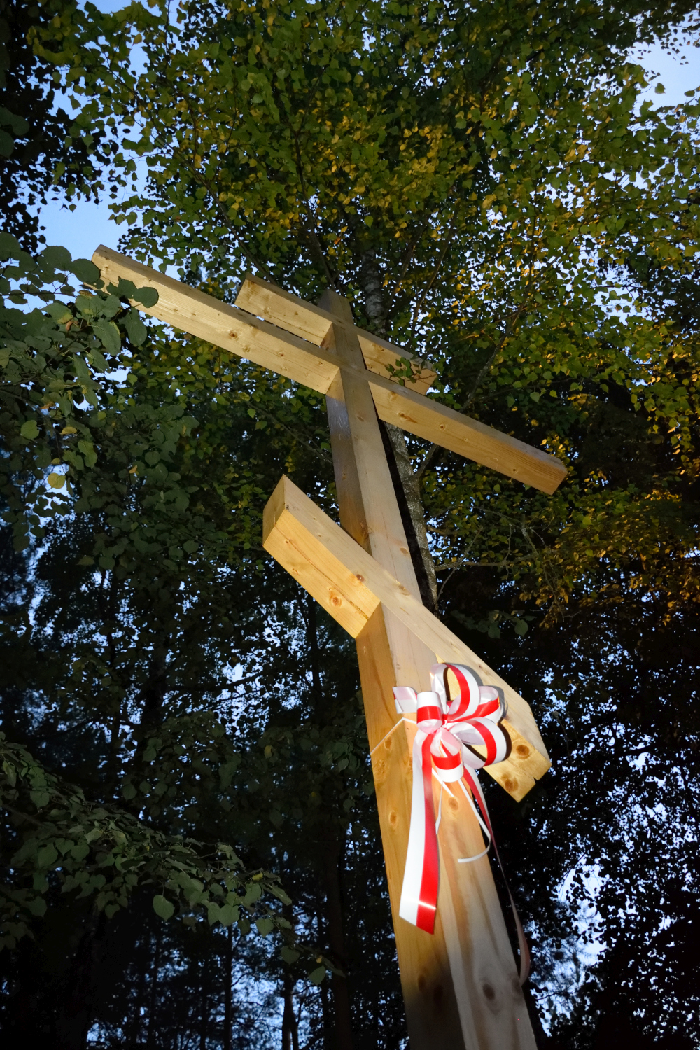 Krzyż Niepodległości - wieczorem
