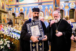 Vlutes 
The Hawaiian Myrrh Streaming Iveron Icon of the Mother of God 
2018-11-30 21:56:53