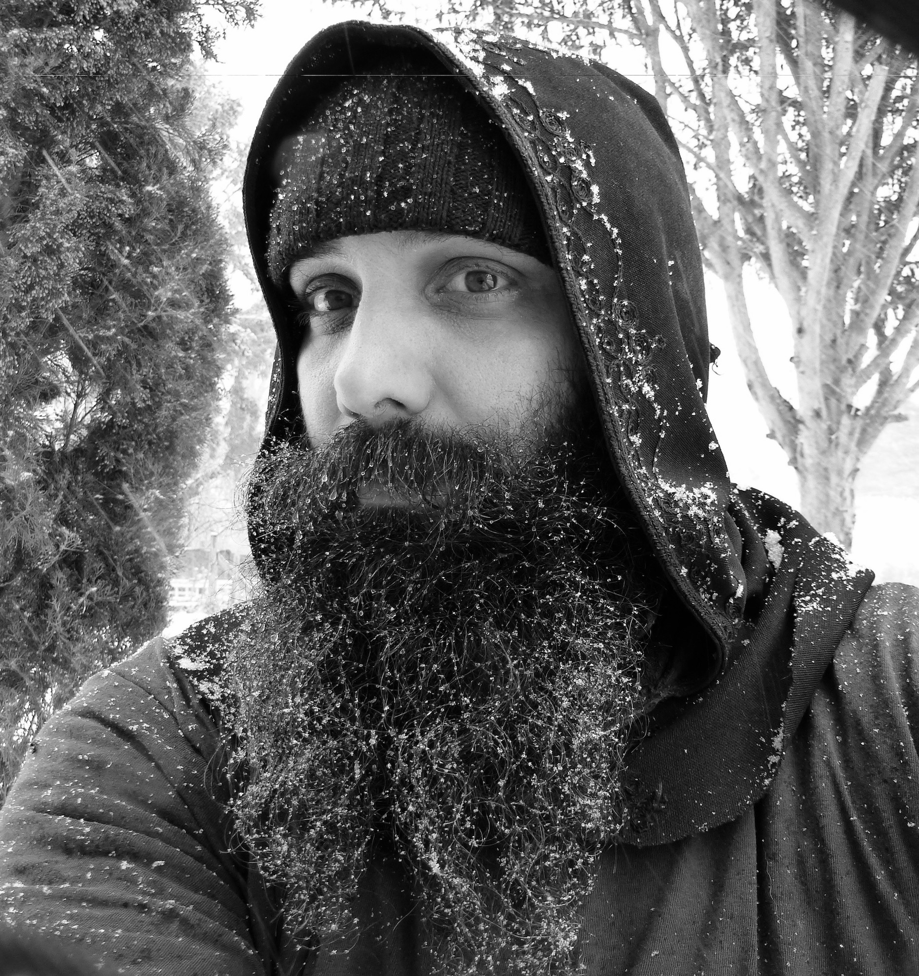 Un moine sous la neige