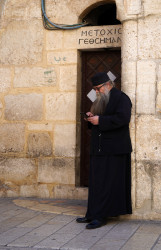jarek1 
Jerusalem. The entrence to Dormition Greek Orthodox Metochion. A priest 
2019-01-04 07:01:11
