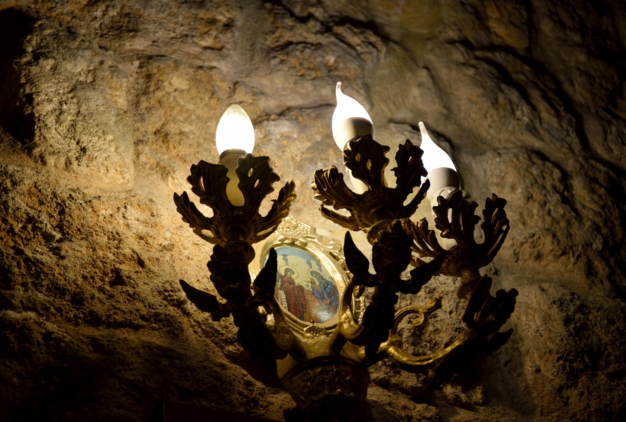Christ enlighting those who stand in darkness