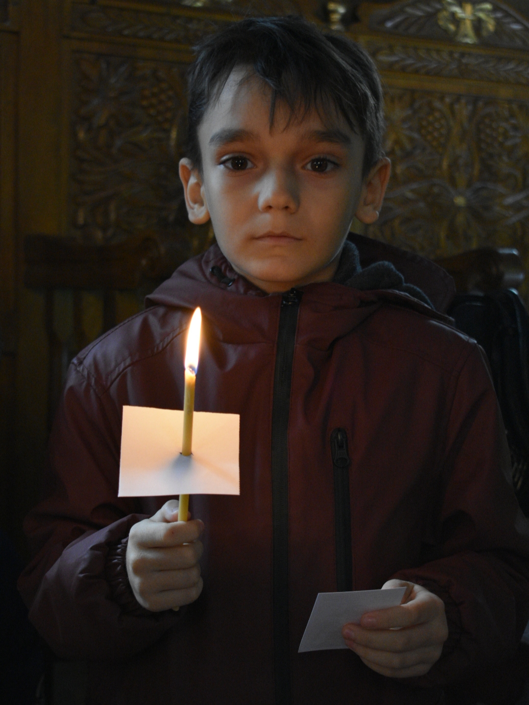 Participant tânăr la serviciul religios