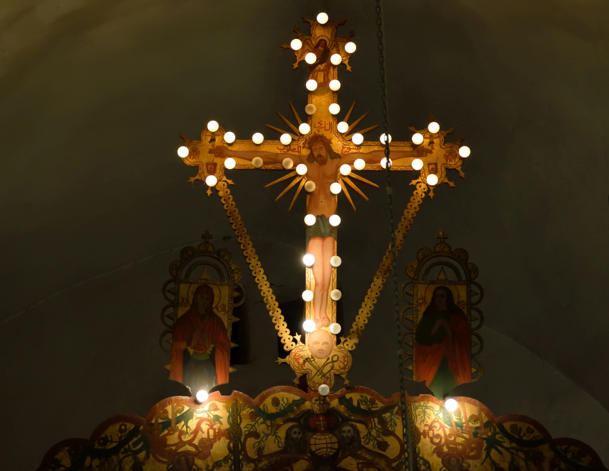 Krzyż ikonostasu w cerkwi św. Jerzego we wsi Btaaboura