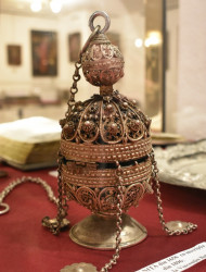 teodor2697 
Cădelniță din 1656 expusă la Muzeul Catedralei din Timișoara 
2019-04-02 11:06:51