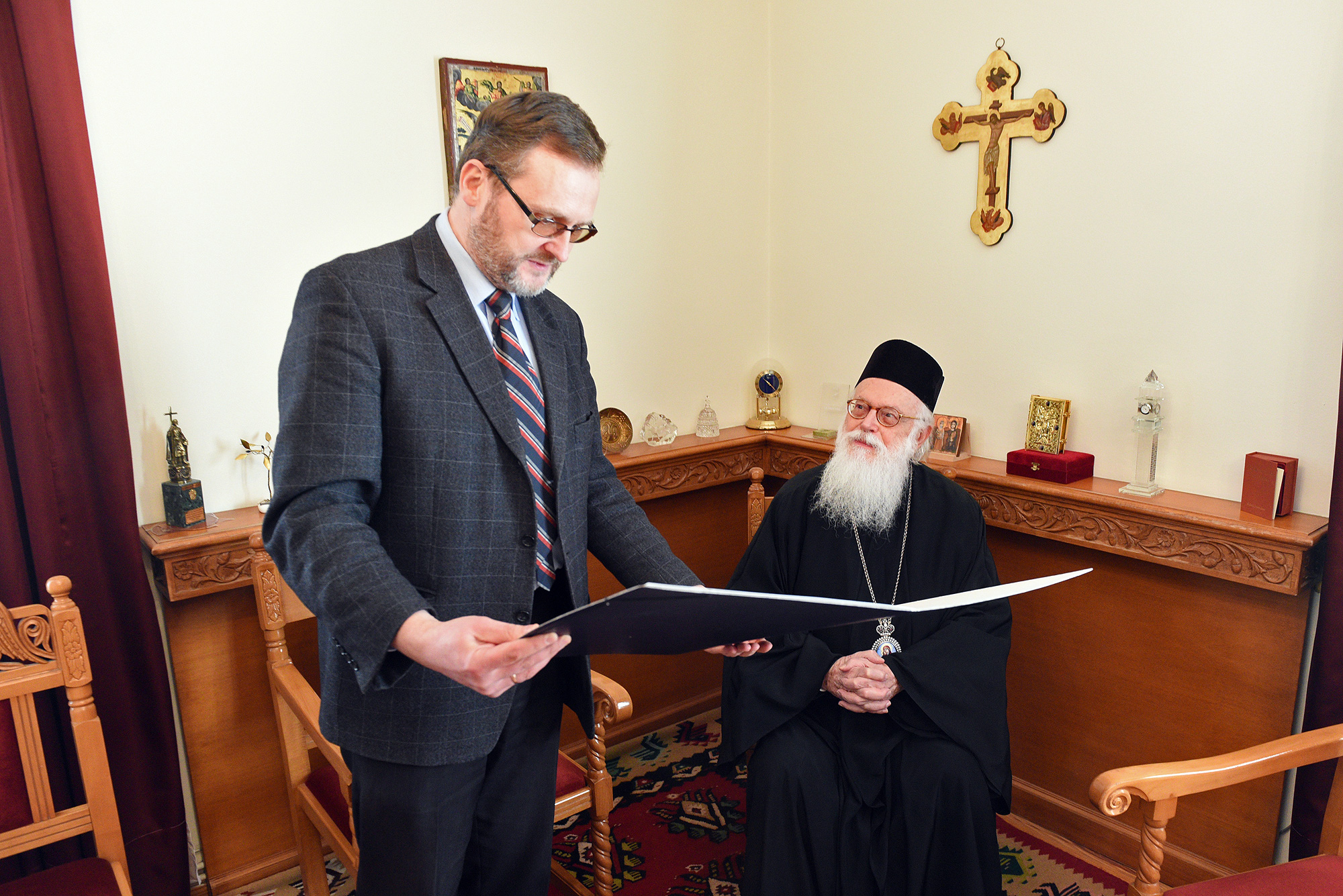 Abp Anastasios otrzymuje order księcia Ostrogskiego