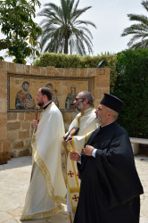 Sheep1389 
Ukrainian and two Arabic priests on Paschal Tuesday procession 
2019-06-01 10:41:58