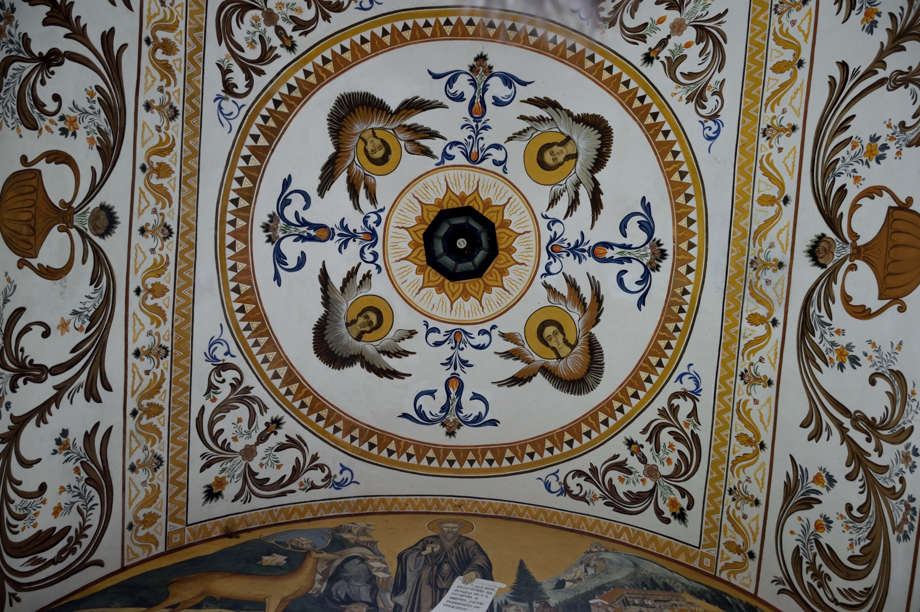 Wewnątrz kopuły jednej z bram rylskiego monasteru