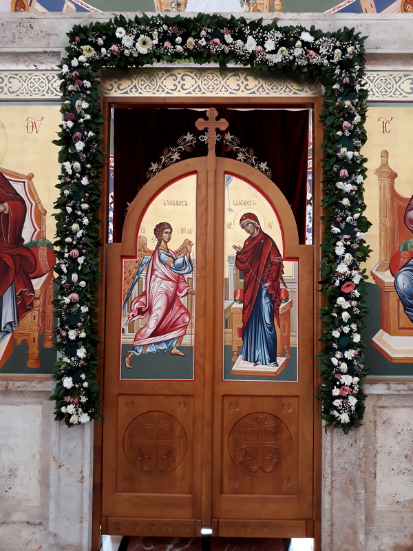 У храму Преображења Господњег  на Златибору 