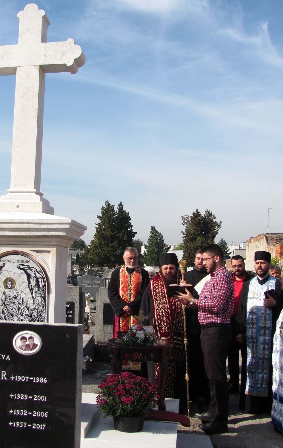Освећење обновљеног крста на гробљу Св.Ане у Осиејку