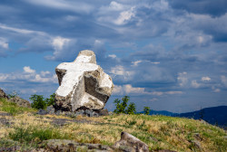 Strahinic 
Крст са куле спомен-костурнице на Зебрњаку -Cross from the tower of the memorial ossuary on Zebrnjak 
45 
2019-10-15 21:32:09