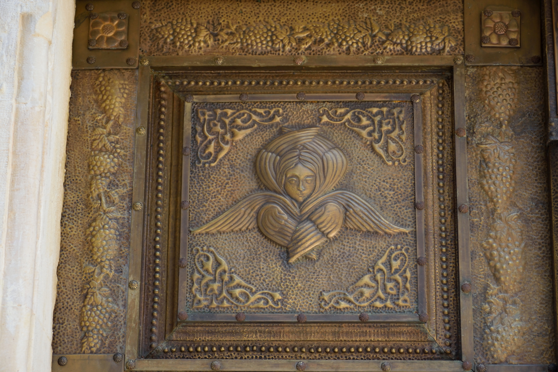 Cherub na drzwiach soboru św. Mikołaja w Zahle