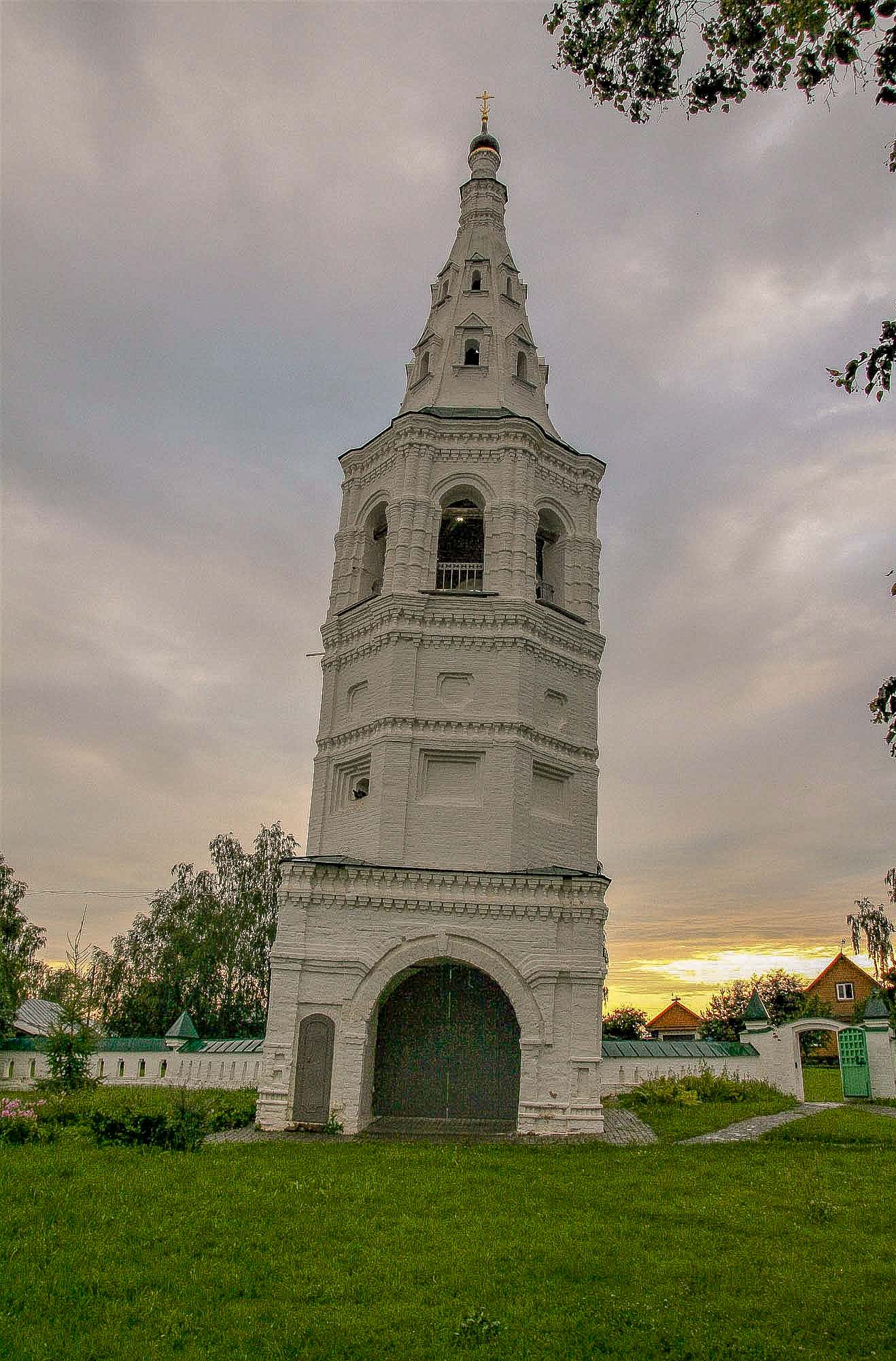 Falling belltower in Kideksha (Падающая колокольня в Кидекше)