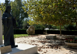 Sheep1389 
Lebanese autumn - monument patriarch Ignatius in Balamand 
2019-11-14 09:39:14