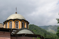Sheep1389 
Kopuła rylskiego monasteru i góry 
2019-11-26 09:27:11
