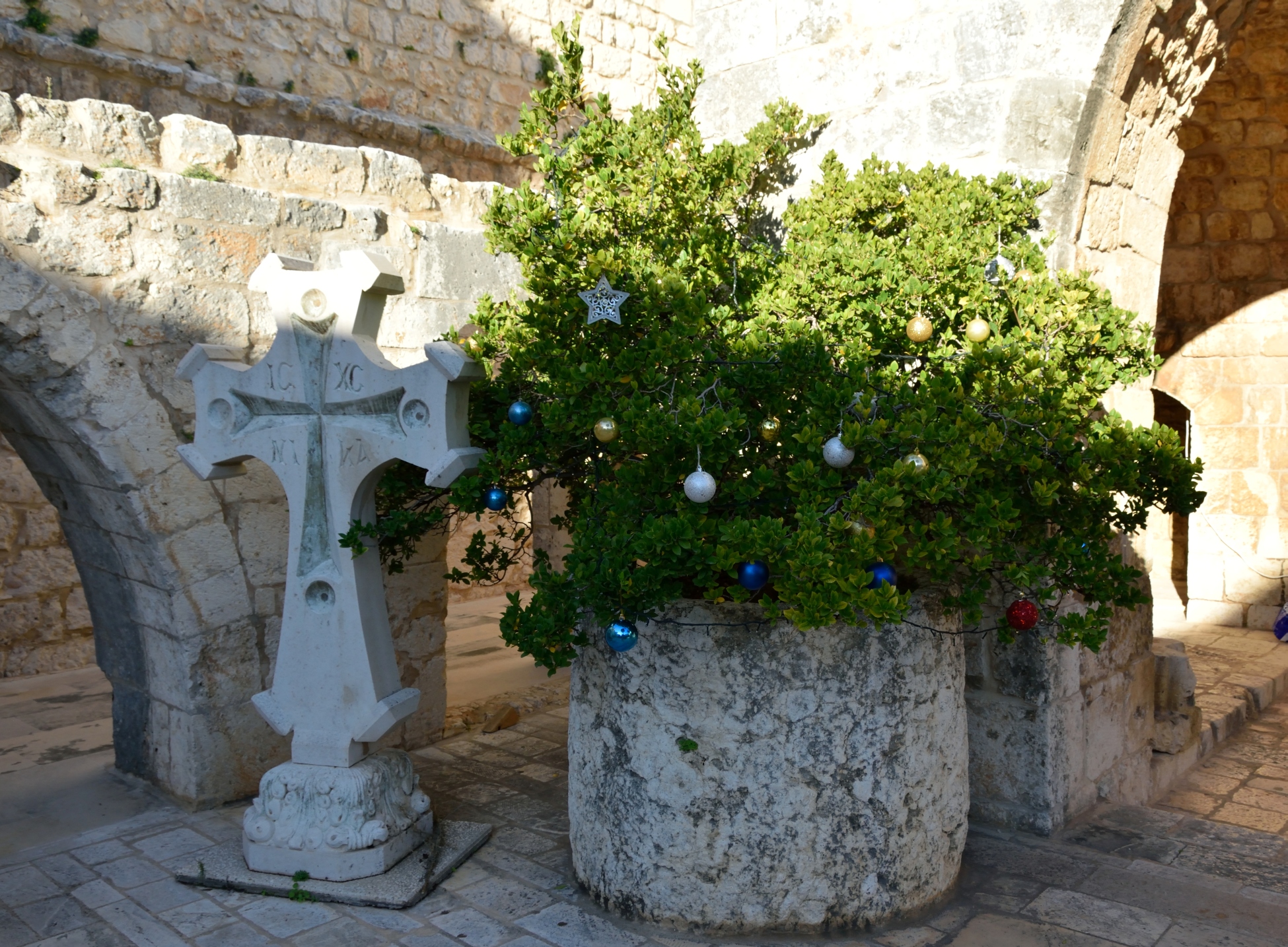 Drzewko przyozdobione bombkami - monaster Balamand