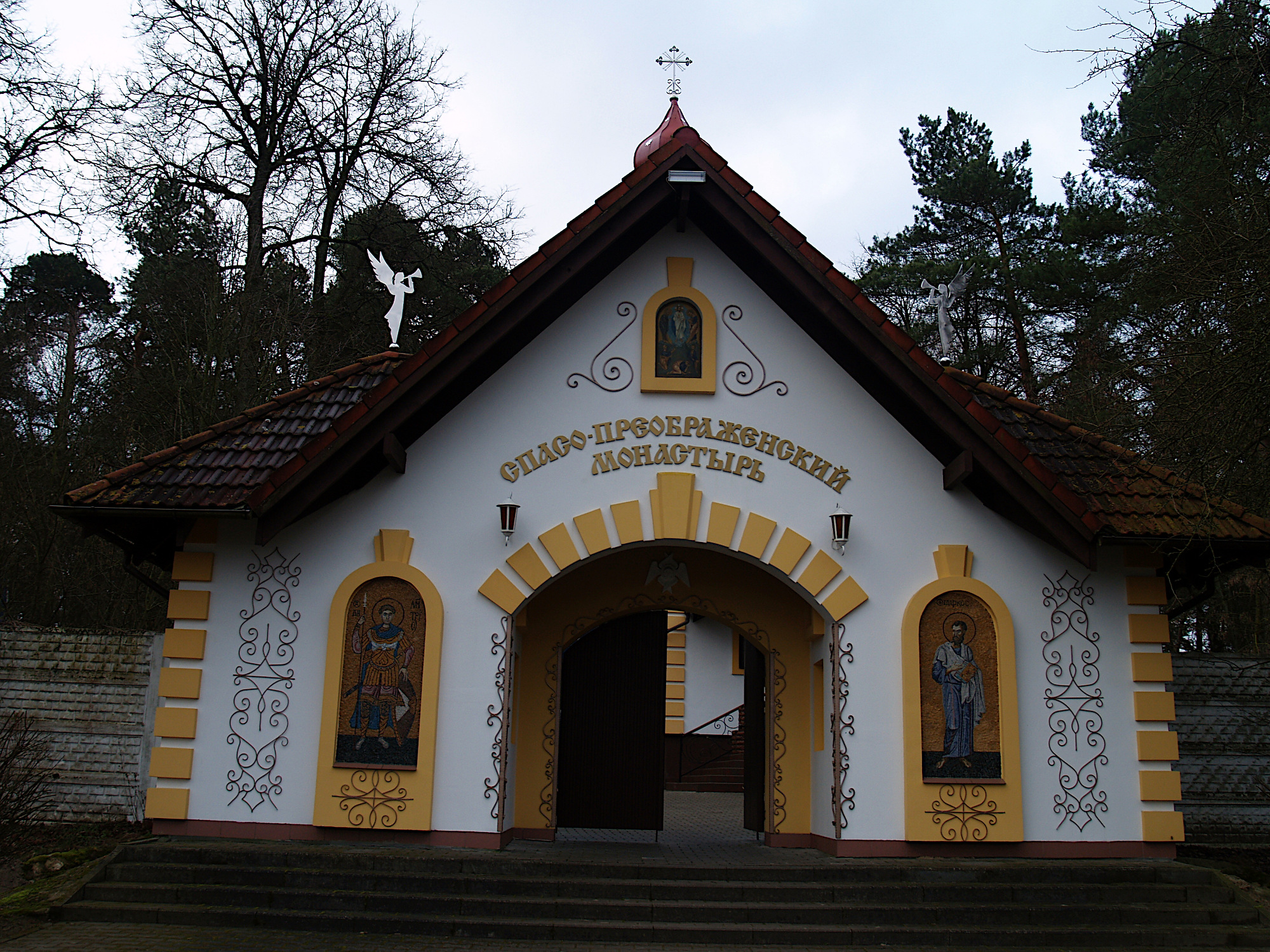 Brama wejściowa do monasteru.