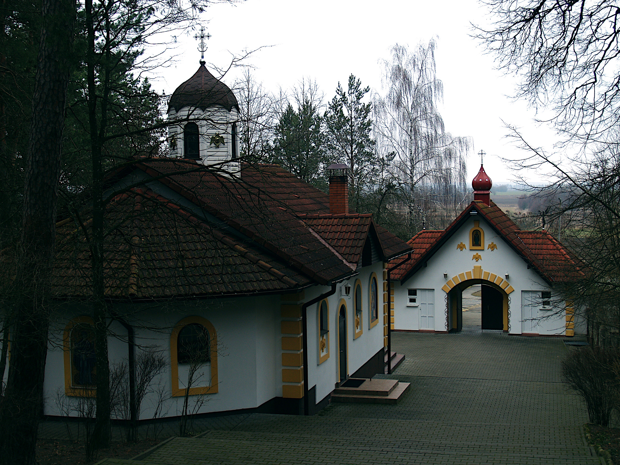 Zabudowania monasteru i brama wejściowa.