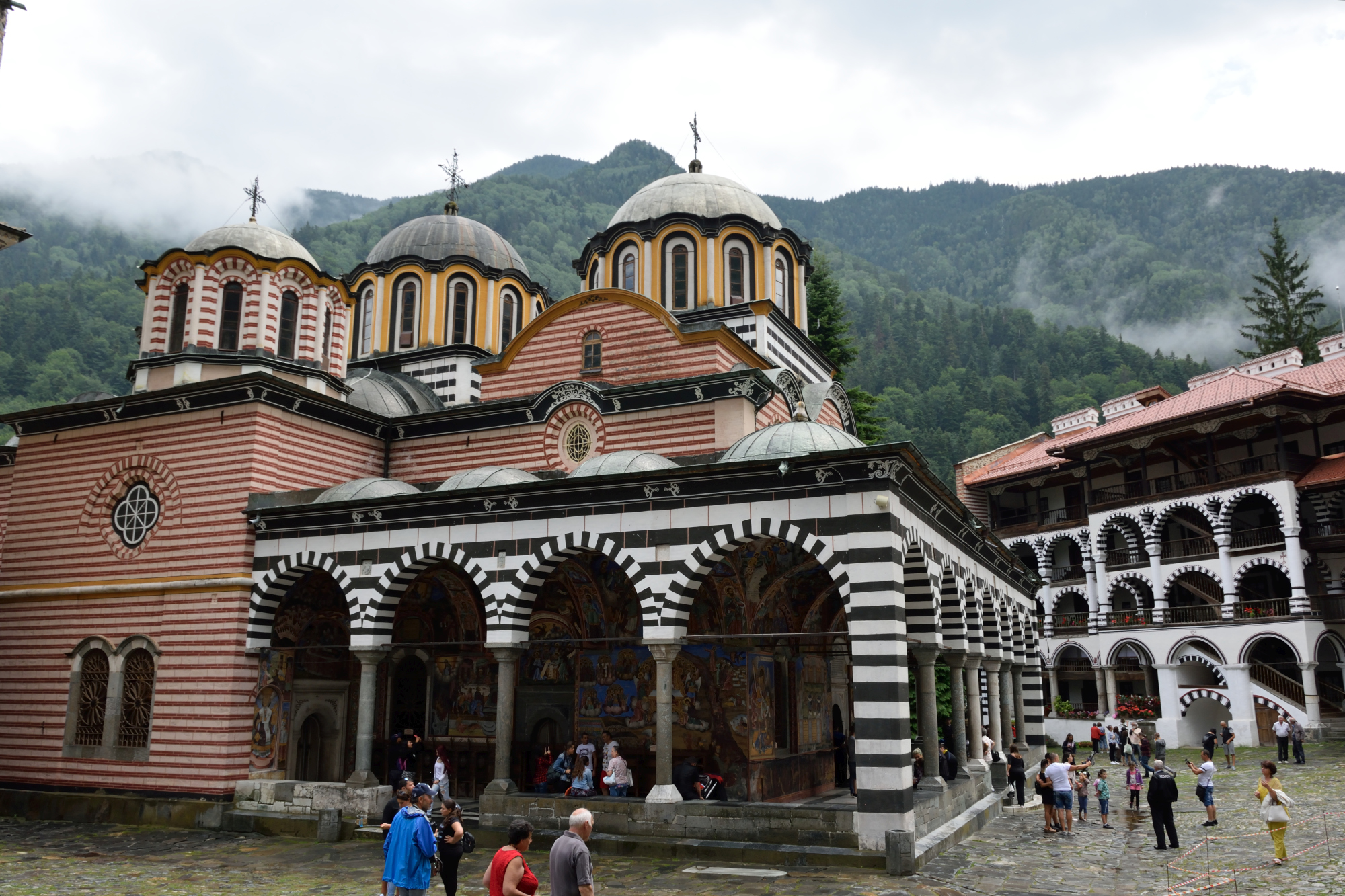 Rylski monaster, turyści, mgliste góry