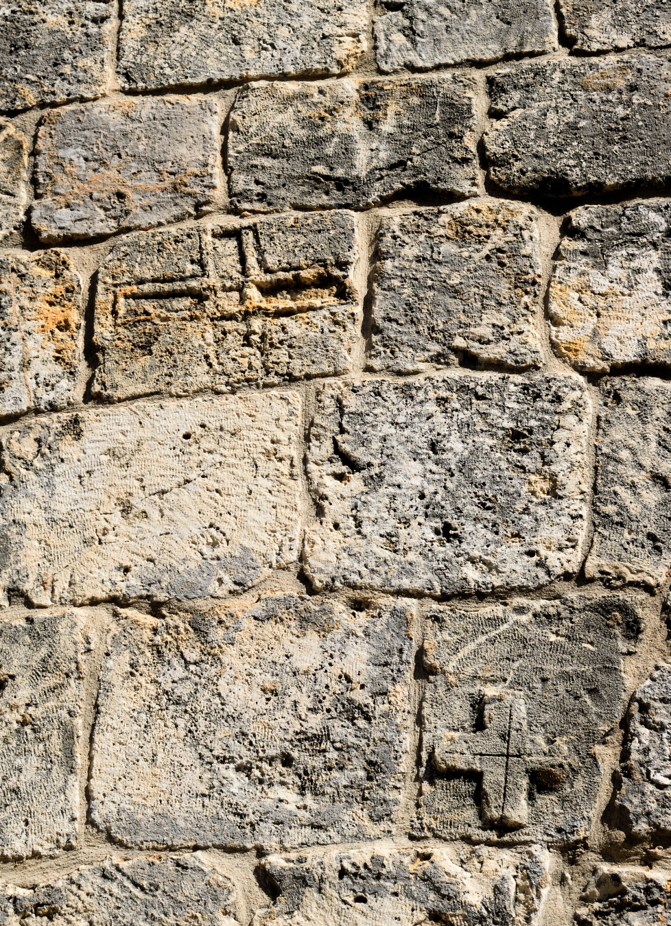 Wyryte krzyże na ścianie monasteru Balamand
