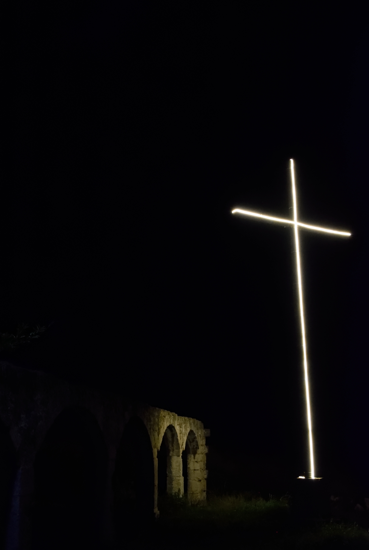 Krzyż przy monasterze Balamand nocą