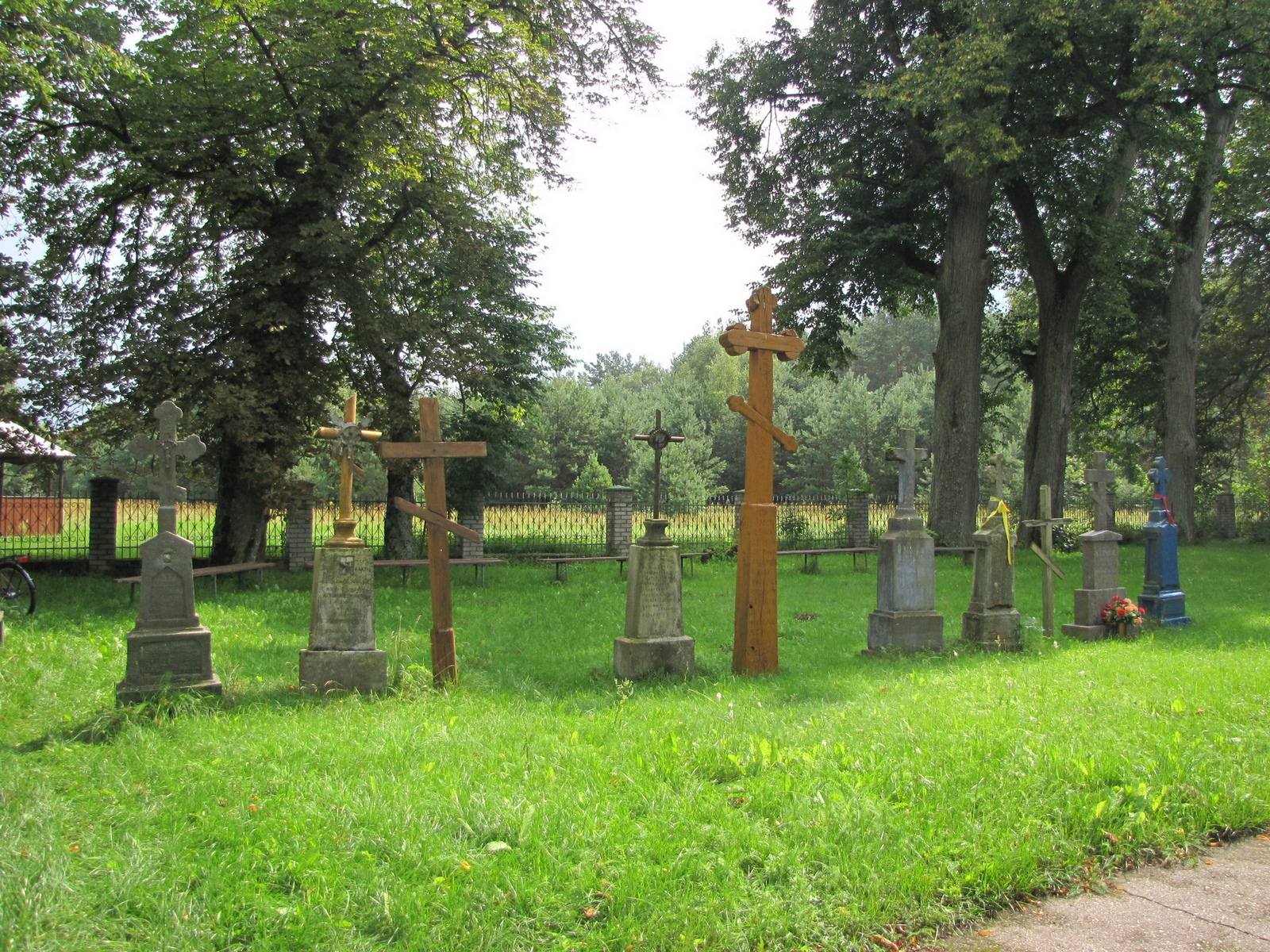 krzyże obok cerkwi w Werstoku
