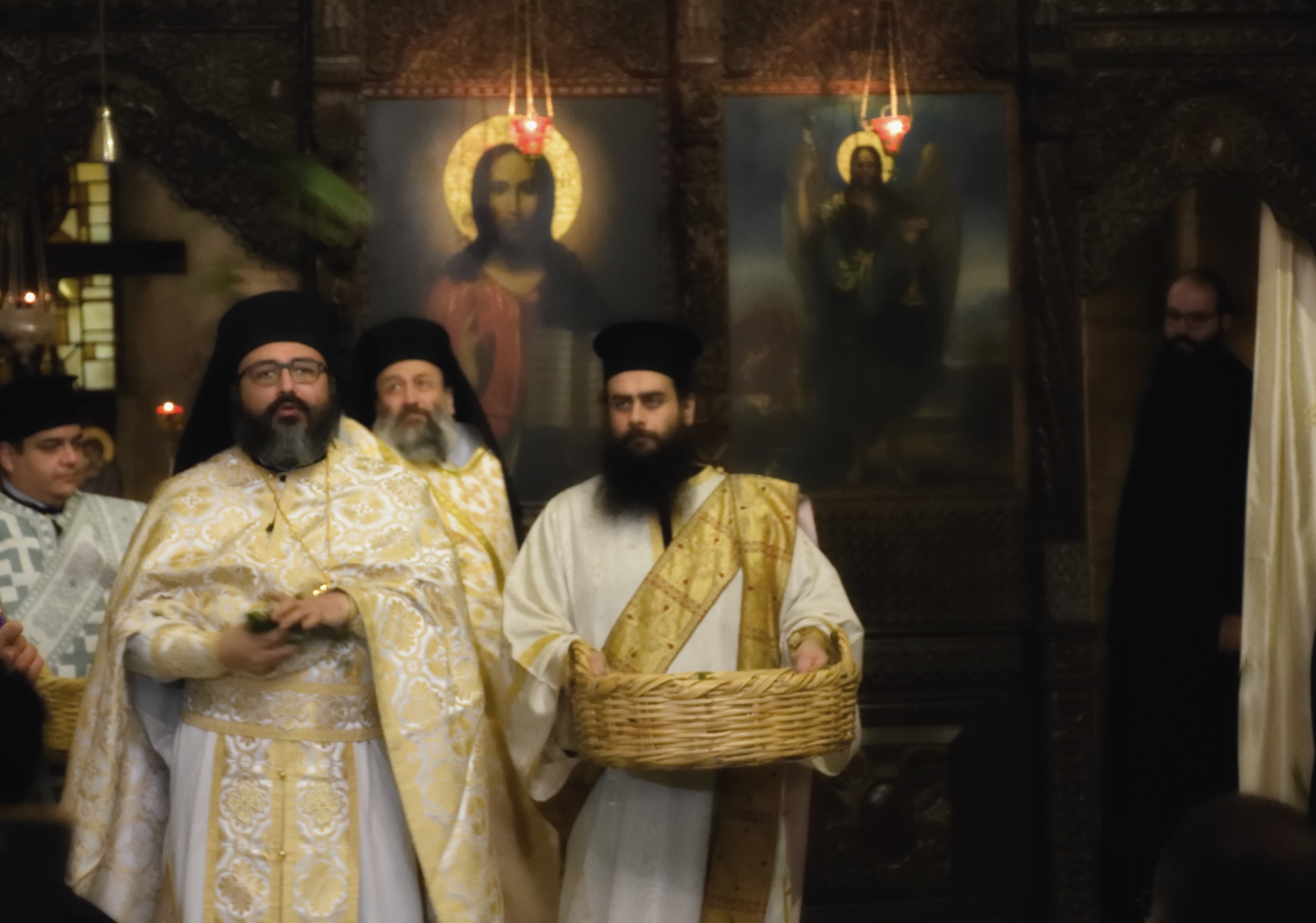 Rzucanie kwiatów - Liturgia Wielkiej Soboty