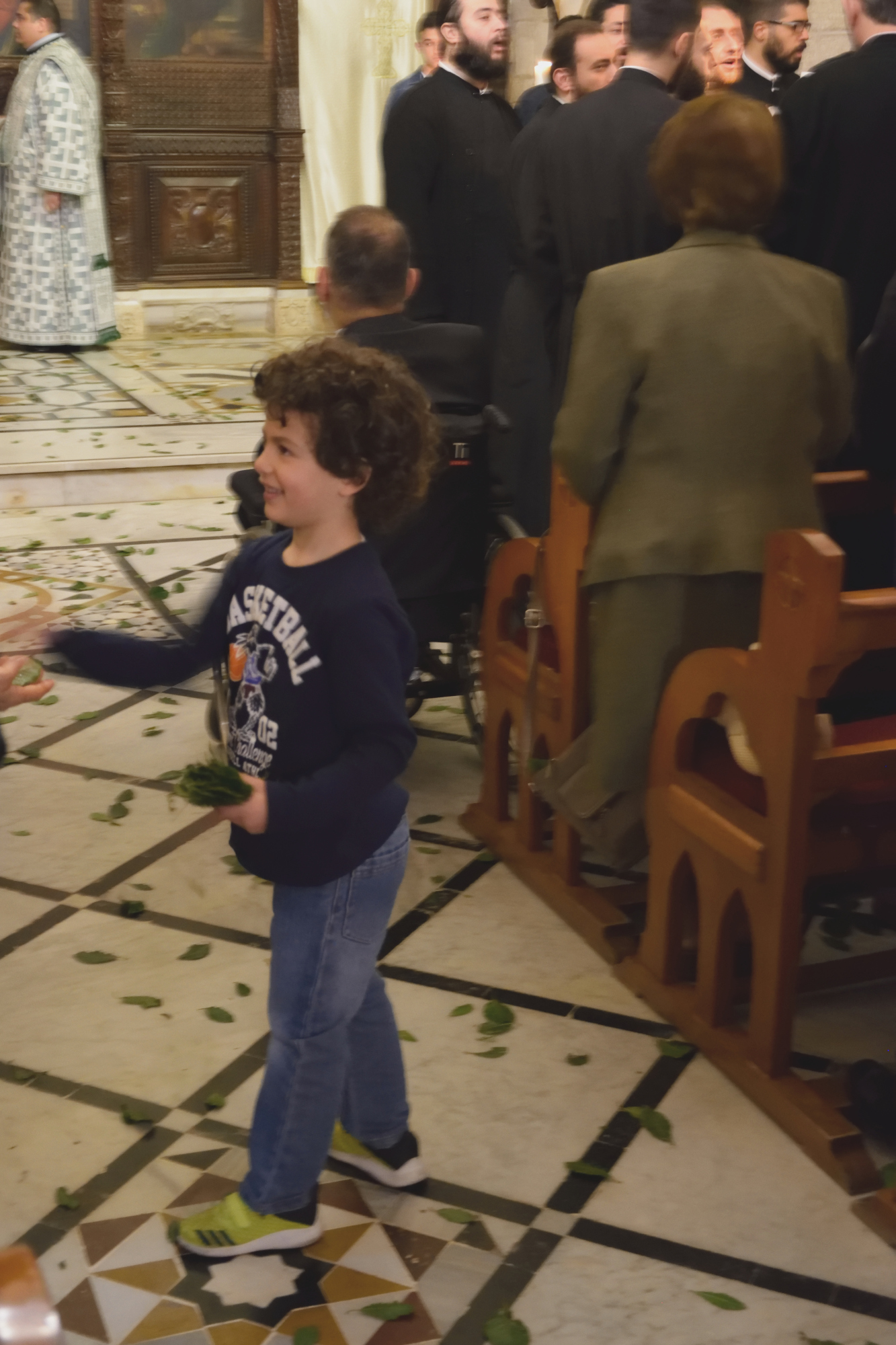 Chłopczyk na Liturgii Wielkiej Soboty