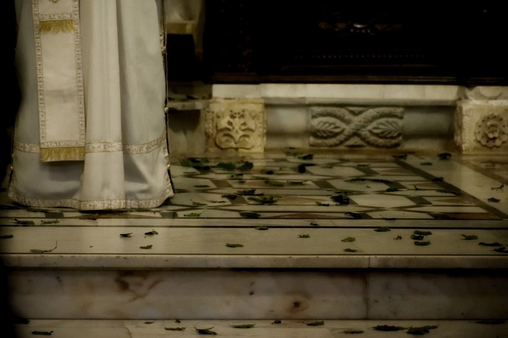 Szaty diakońskie i rzucone liście - Liturgia Wielkiej Soboty