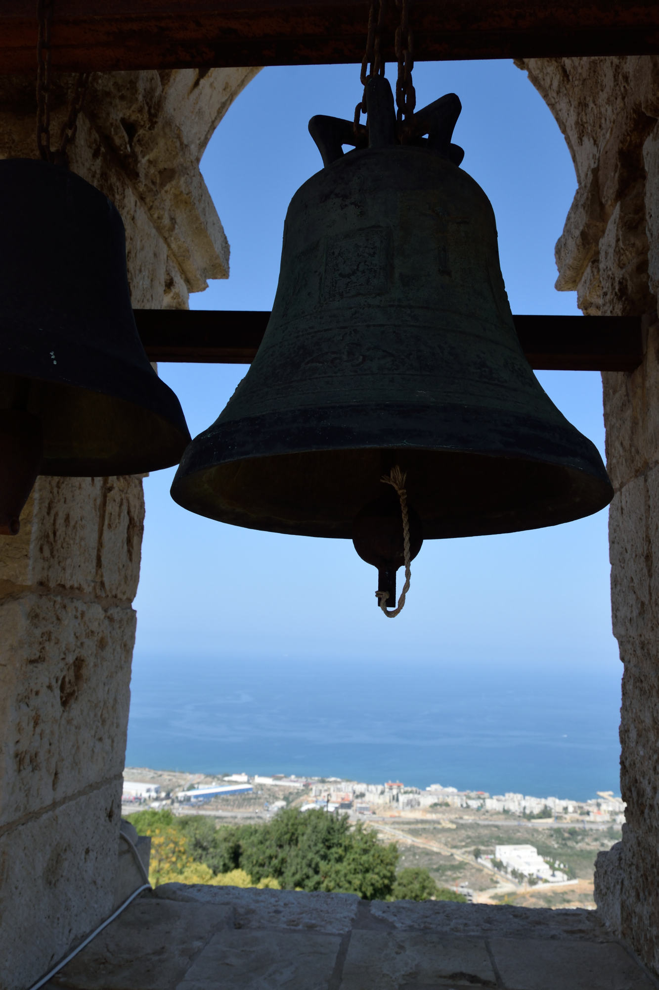 Dzwon w balamandzkim monasterze i spojrzenie na Morze Śródziemne