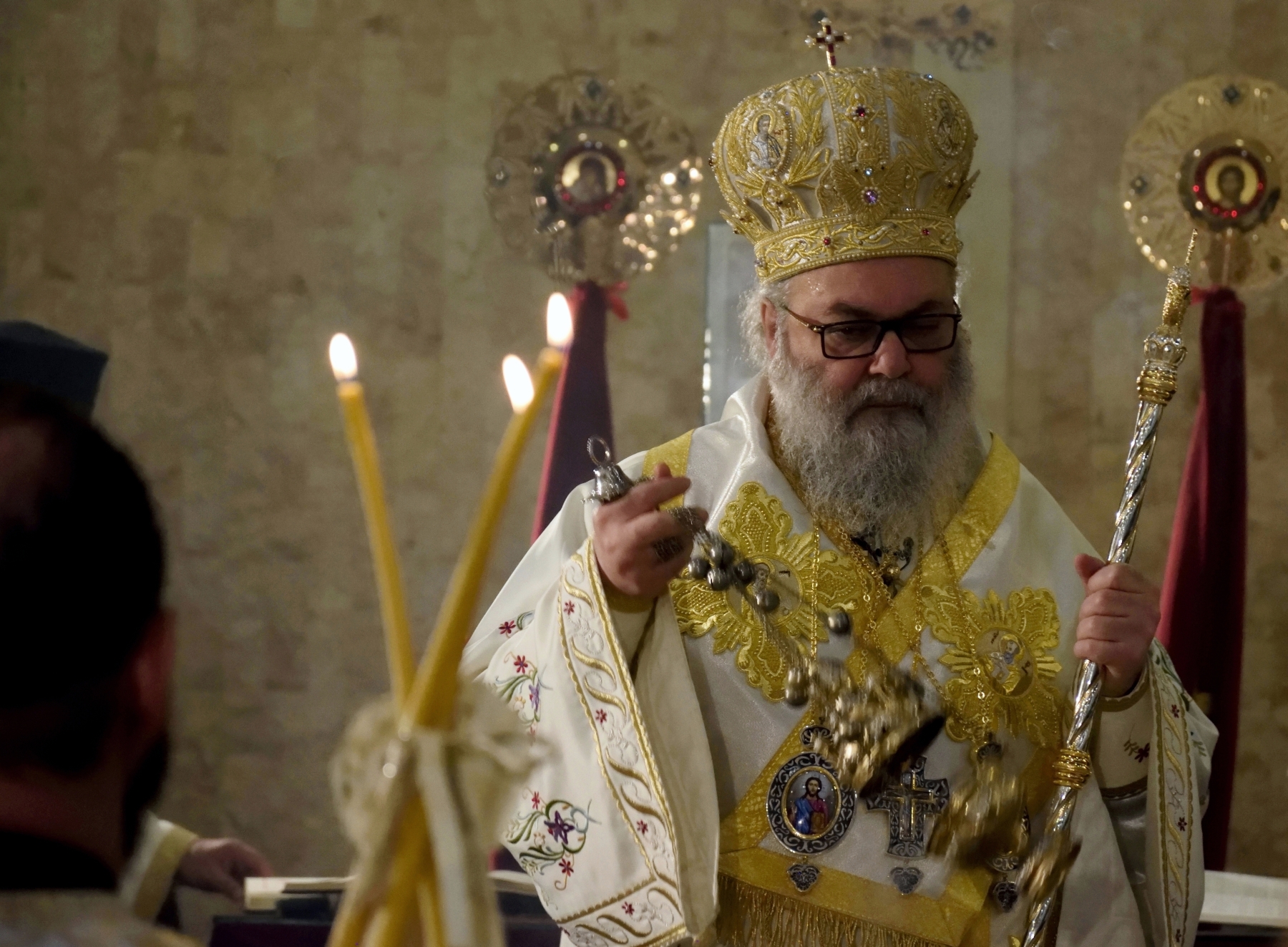 Patriarcha antiocheński Jan w trakcie okadzenia, Antypascha 2019