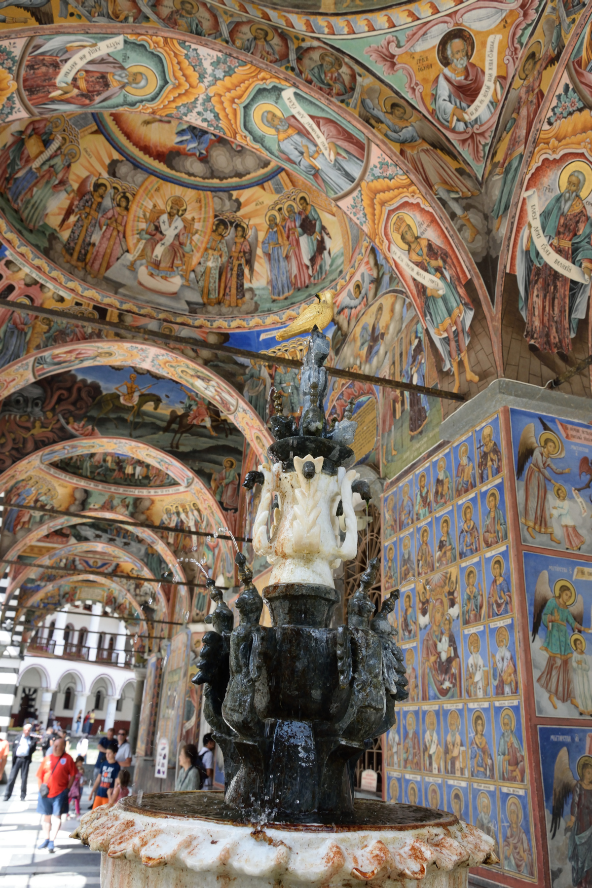 Fontanna i freski w monasterze rylskim