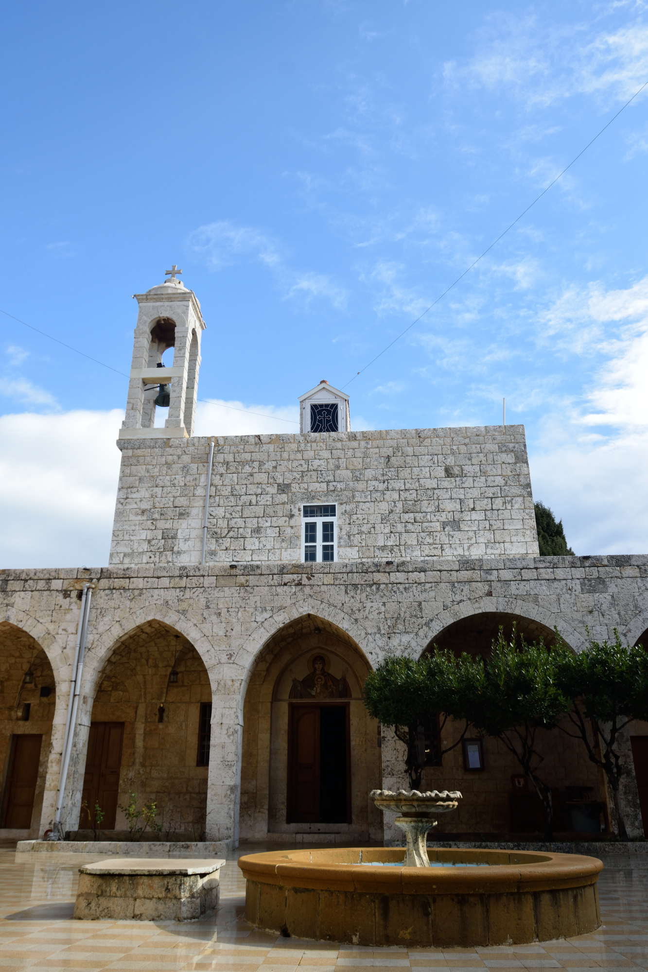 Fontanna i wieża monasteru An-Nurijje