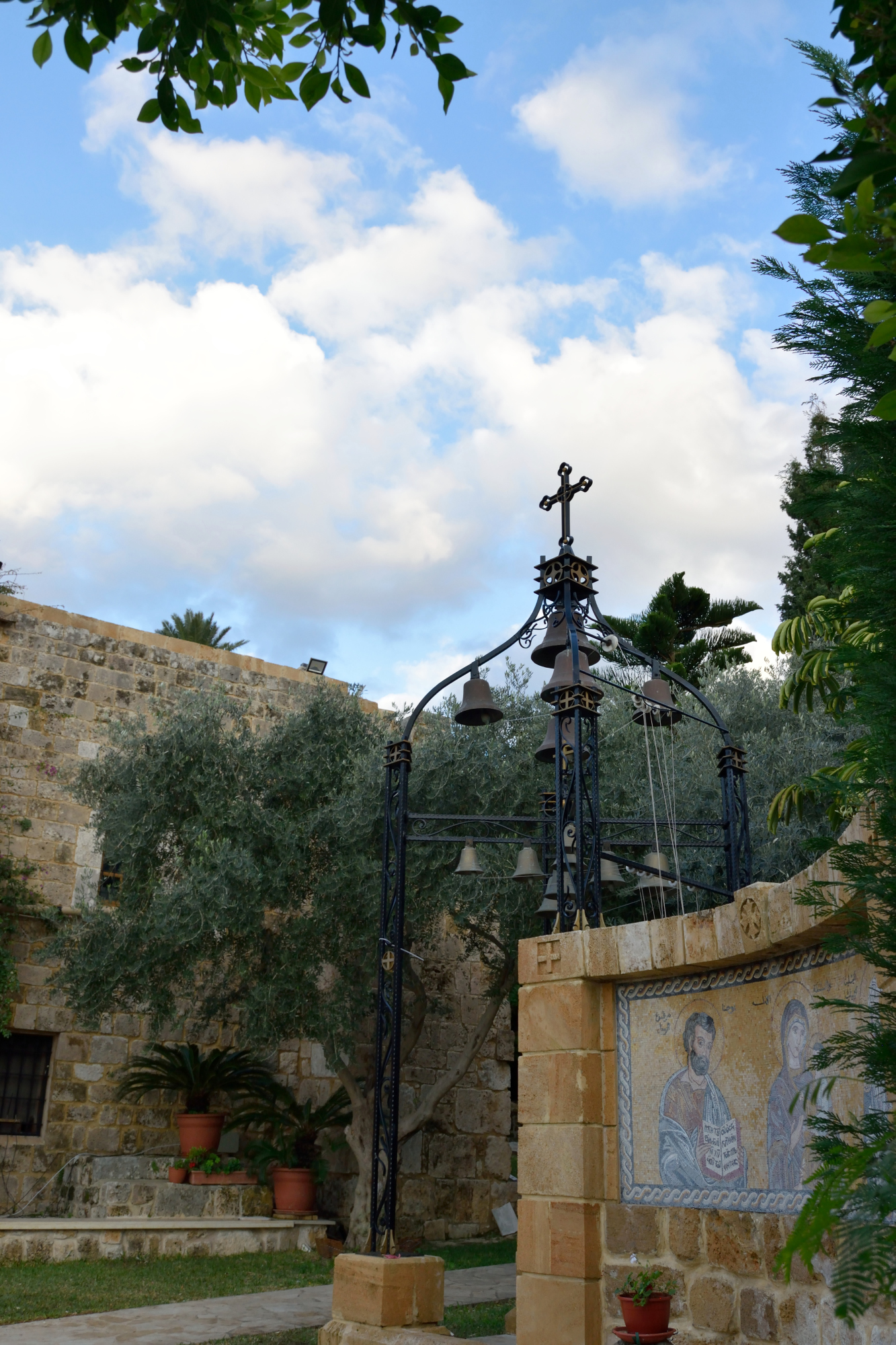 Mozaika i dzwonnica - cerkiew w Byblos