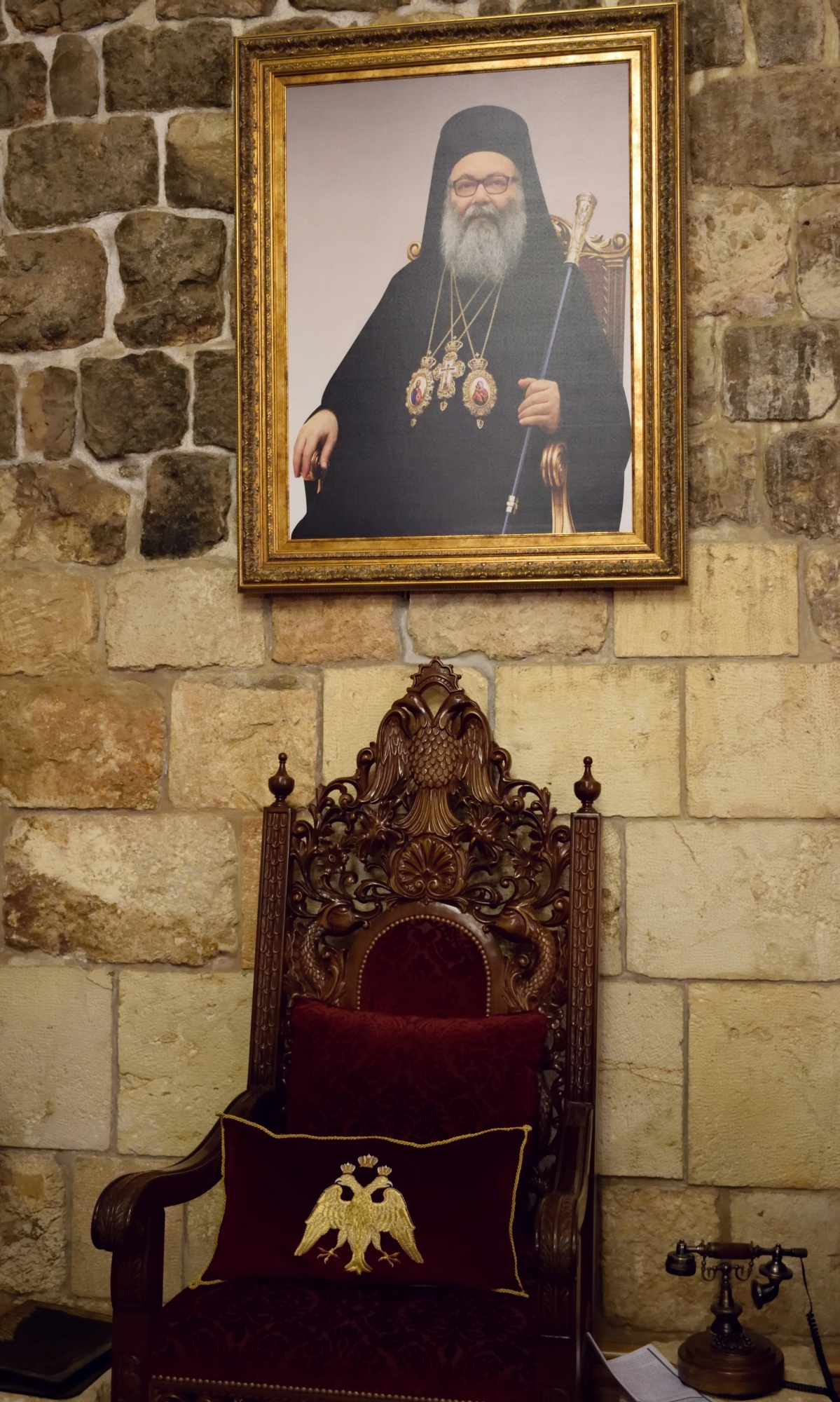 Tron patriarszy w salonie monasteru Balamand