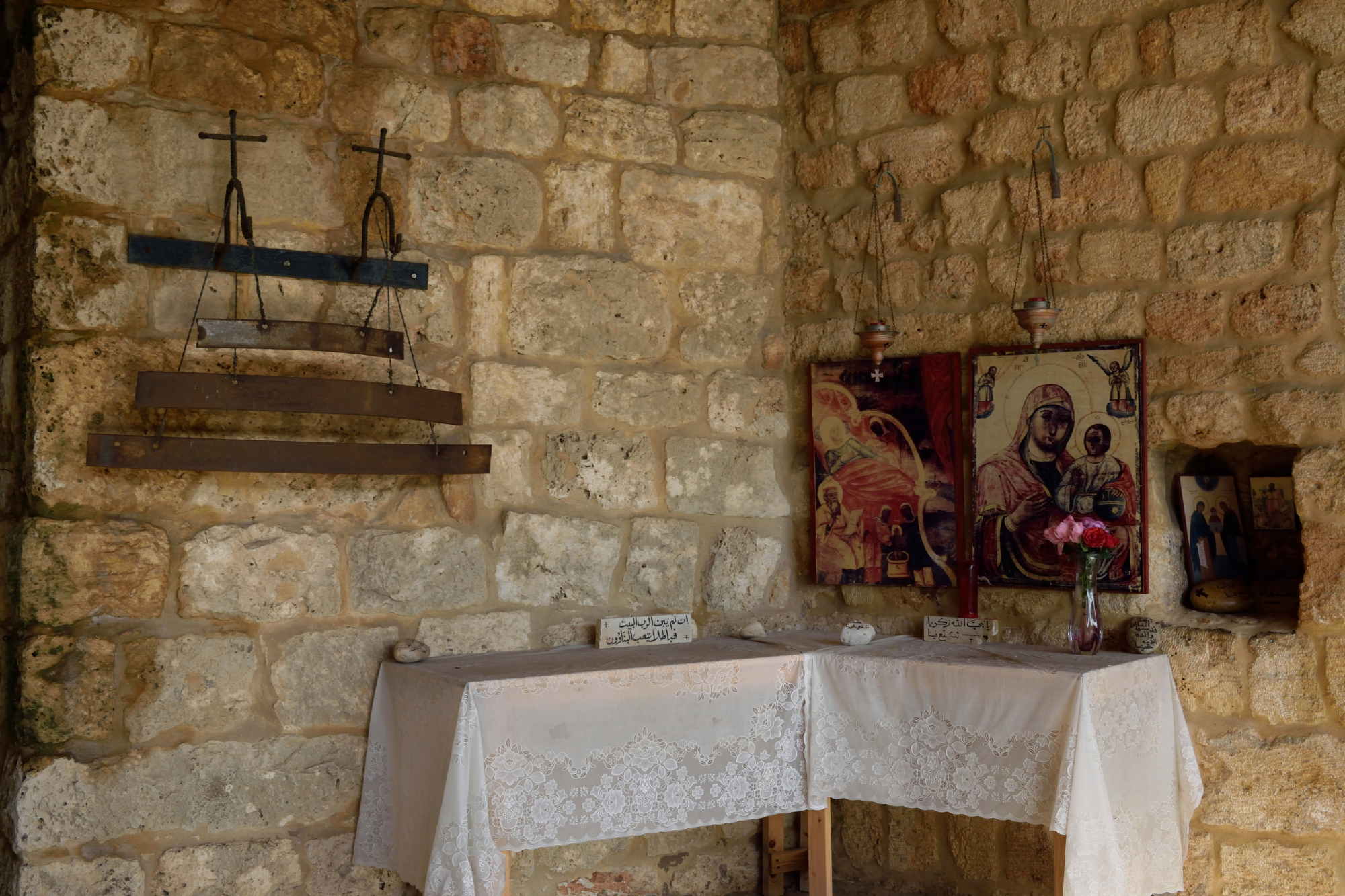 Tradycyjna dzwonnica i ikony monasteru św. Jana Chrzciciela w Anfe